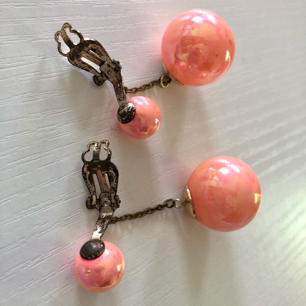 VTG 1960s drop earrings, XLG opalescent peach Pearl on chain clip on Lightweight - Picture 6 of 9